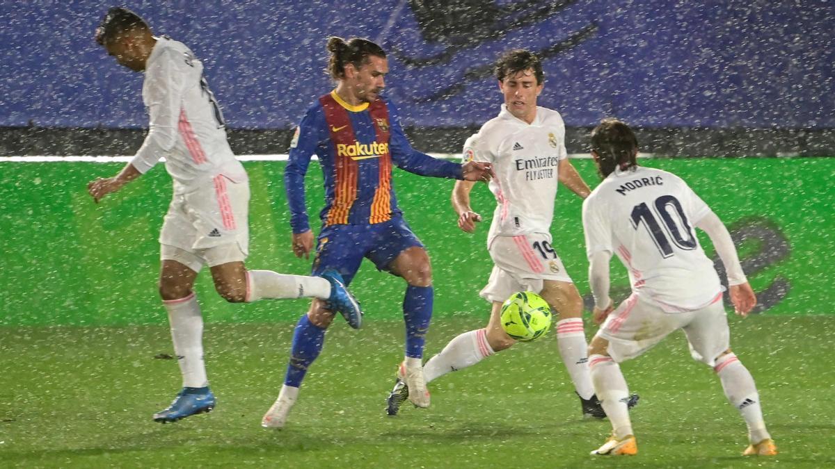 Griezmann, rodeado por Casemiro, Odriozola y Modric, durante la segunda mitad.