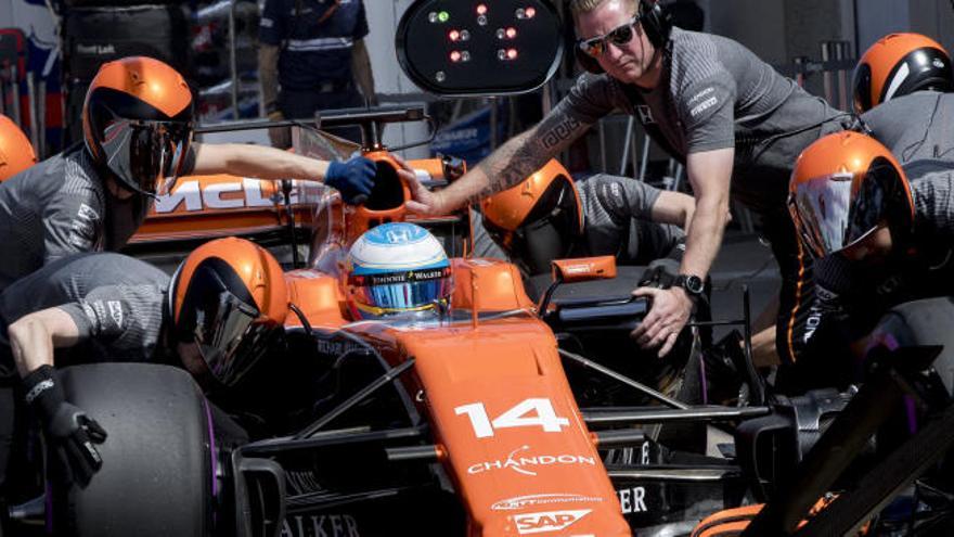 Fernando Alonso, en un pit stop con su equipo