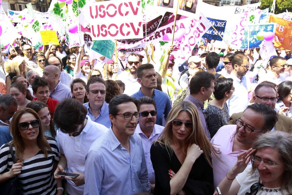 Cientos de alicantinos, en la protesta contra Marzà en Valencia