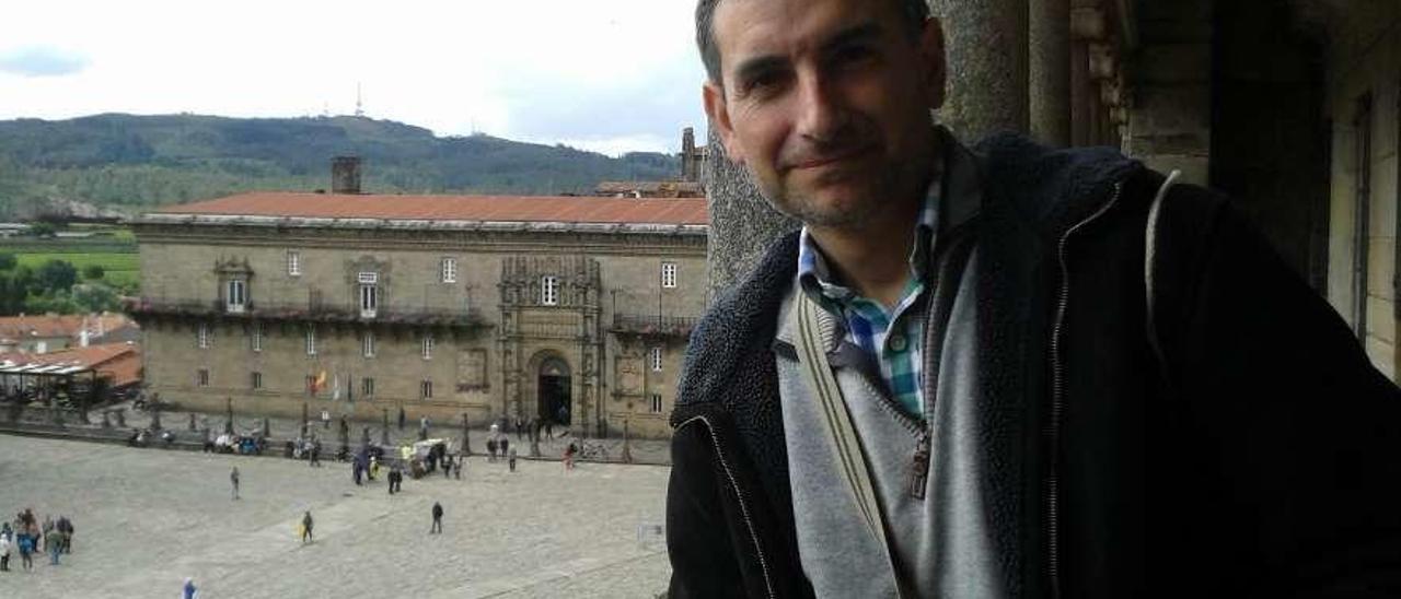 Iván Fernández posa en la galería de la balconada perteneciente al claustro de la Catedral de Santiago.