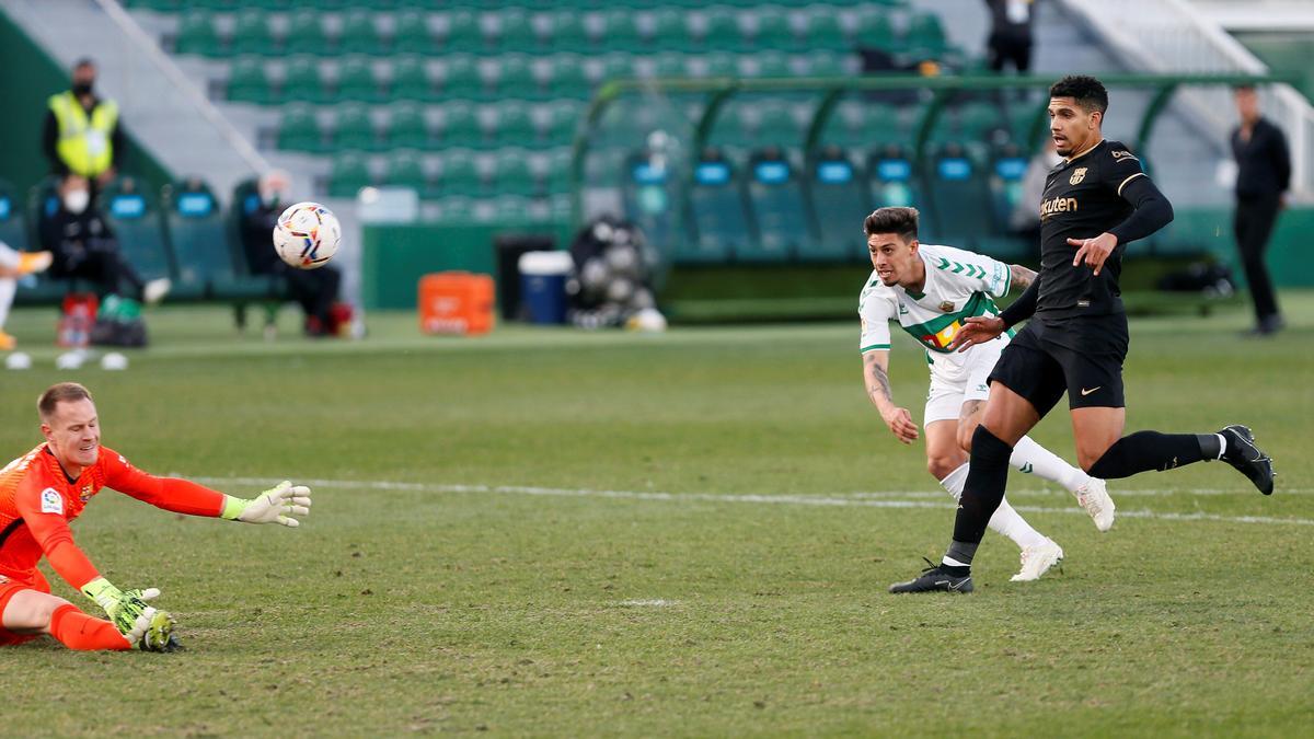 Ter Stegen realiza una parada decisiva a Rigoni, el jugador del Elche.