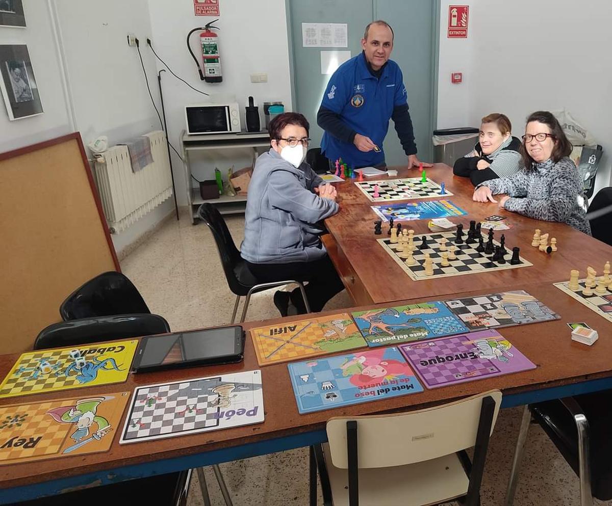 Desde el club se viene trabajando en labores sociales como su programa de integración social a través del ajedrez de la mano del Centro Ocupacional TOLA.
