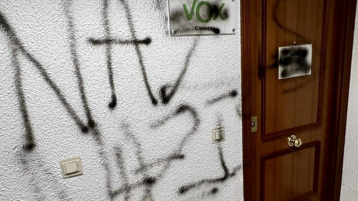 Pintadas en la sede de Vox Cáceres.