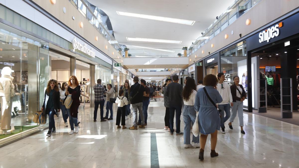 Mucha gente pero pocas bolsas en los comercios en una nueva apertura en festivo