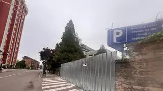 La Universidad de Oviedo valla «por seguridad» el edificio ya desvalijado de la vieja Silicosis