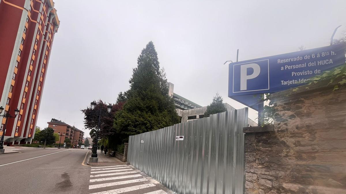 VÍDEO: La Universidad valla el antiguo edificio de Silicosis, del viejo HUCA, para evitar más robos en el saqueado inmueble que acogerá la facultad de Ciencias