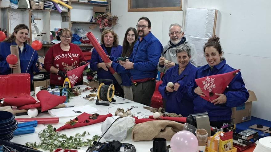 Voluntarios e voluntarias da “fábrica de felicidade” de Covelo, traballando nas carrozas deste Nadal   | // D.P.