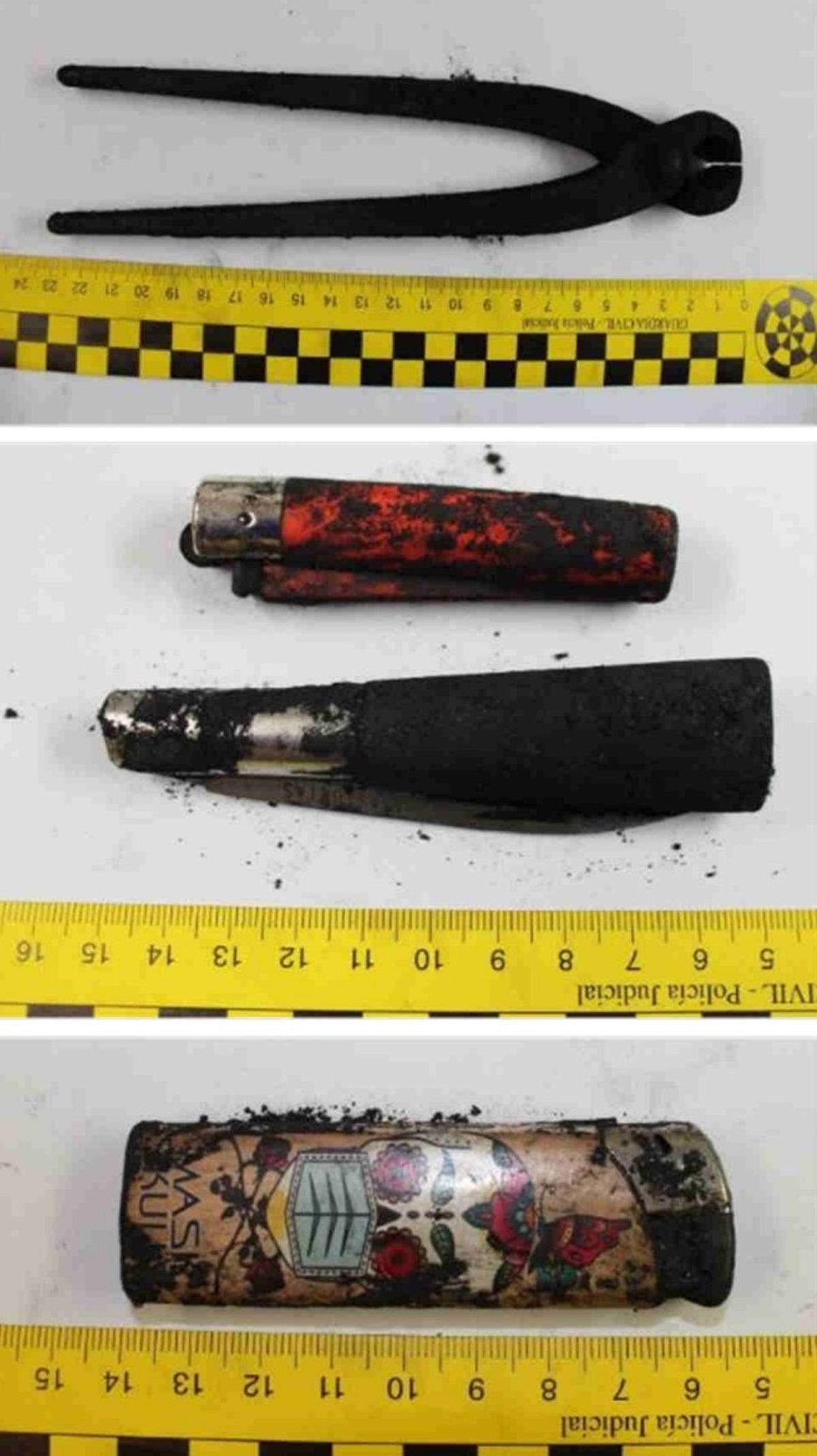 Objetos hallados en la mina, entre ellos varios mecheros.