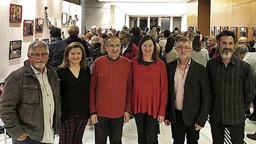 Francina Armengol, durante el acto, con algunos dirigentes socialistas.