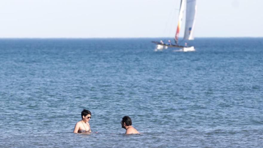 Bañistas en una playa de la Comunidad Valenciana, este domingo.