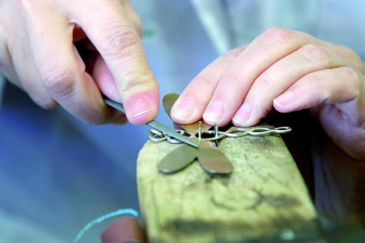 LA ELABORACIÓN DE LAS PIEZAS DE JOYERÍA REQUIERE DE UN TRABAJO MINUCIOSO.