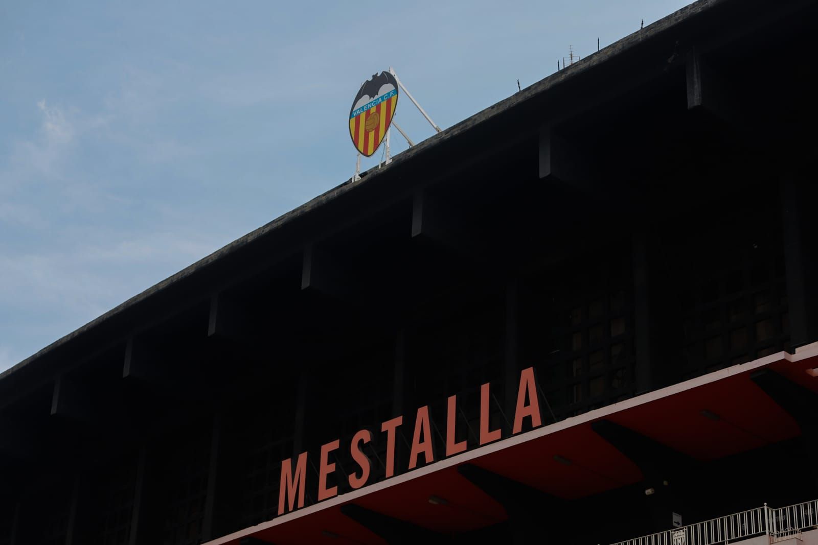 Colocan un escudo provisional del Valencia para el centenario de Mestalla