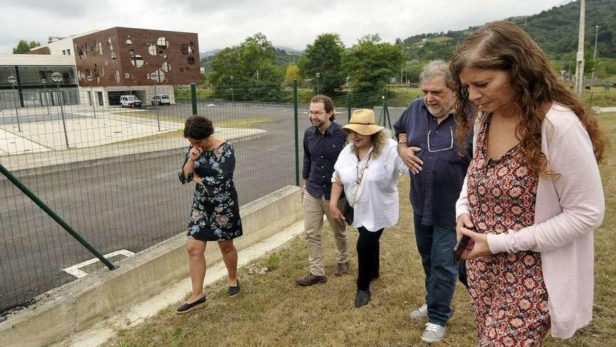 Por la izquierda, Rosario Hernández, Emilio León, Pepa Marzo, José Luis Raventós y Flor Baldó, con el centro de discapacitados al fondo.