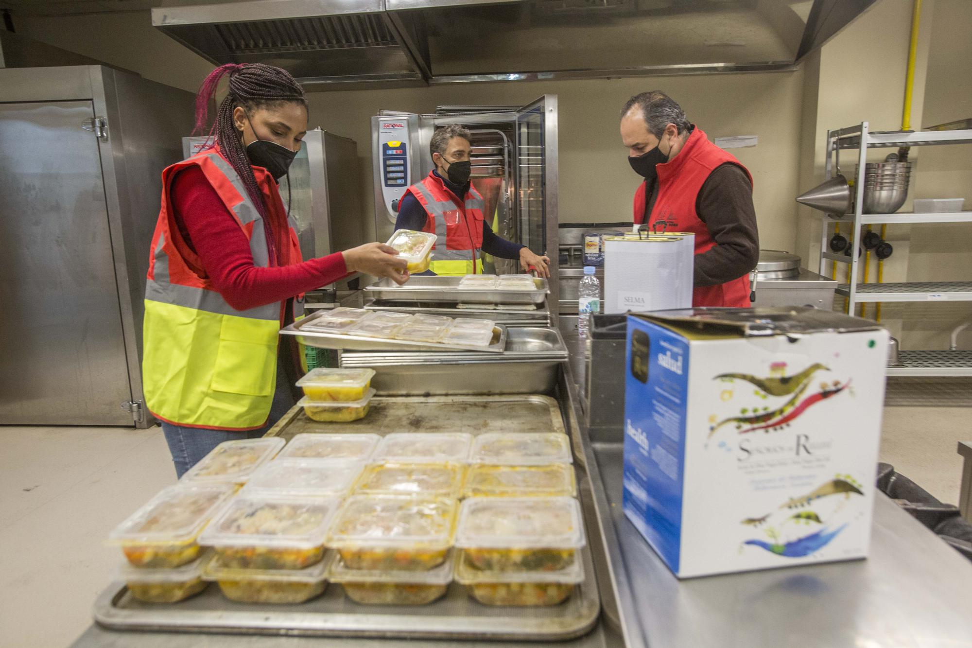 Alicante Gastronómica prepara más de 3.000 menús a la semana para personas sintecho