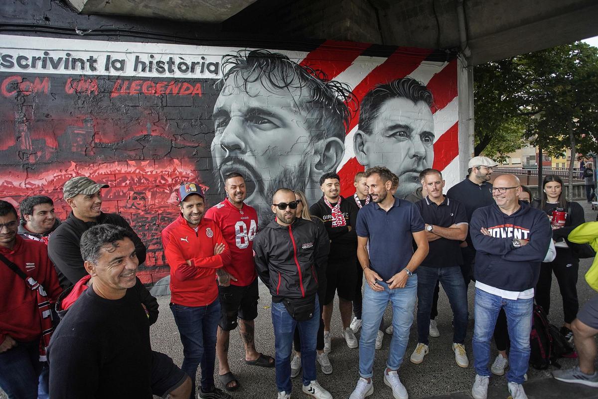 Stuani i Míchel destapen el mural que l'artista Miguel Martínez ha pintat a Girona Stuani i Míchel destapen el mural que l'artista Miguel Martínez ha pintat a Girona