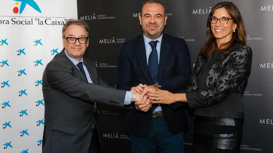 Marc Simón, Gabriel Escarrer y Maria Alsina, durante la firma.