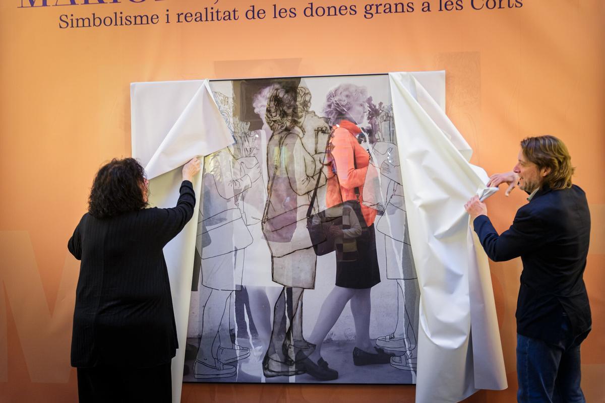 Xaro Castillo y el concejal David Escudé desvelan la imagen de 'Mariona' en la inauguración de la exposición