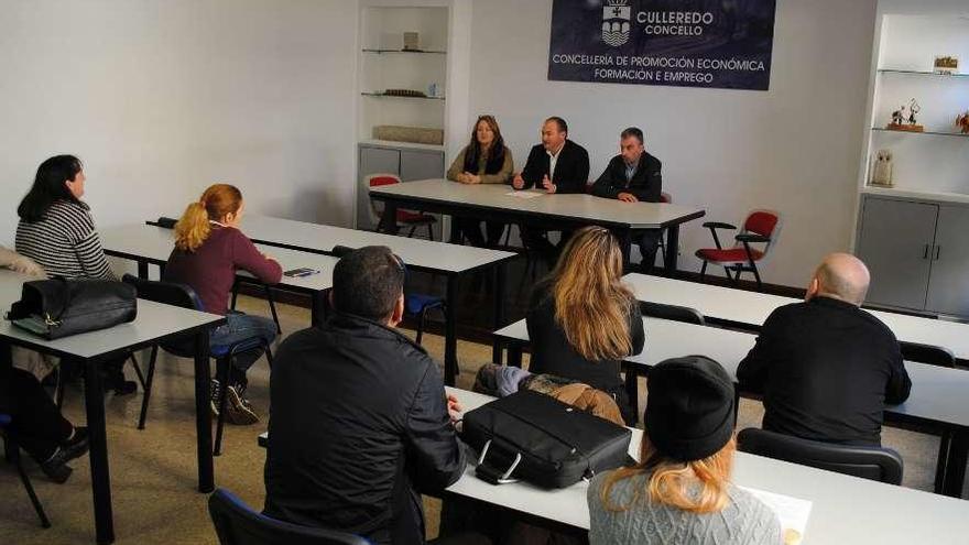 Participantes en uno de los cursos de formación a desempleados y, al fondo en el centro, el alcalde.