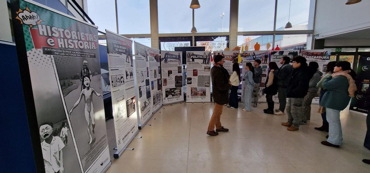 La exposición 'Historietas e historias', que aborda la memoria en cómic de las víctimas del siglo XX, recorre quince institutos de Cáceres.