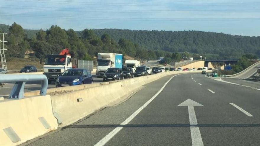 Vehicles aturats a la C-16, a Navàs, aquest divendres a la tarda.