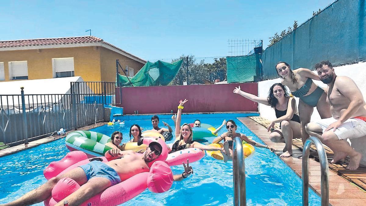 Un grupo de bañistas en una de las piscinas de alquiler.