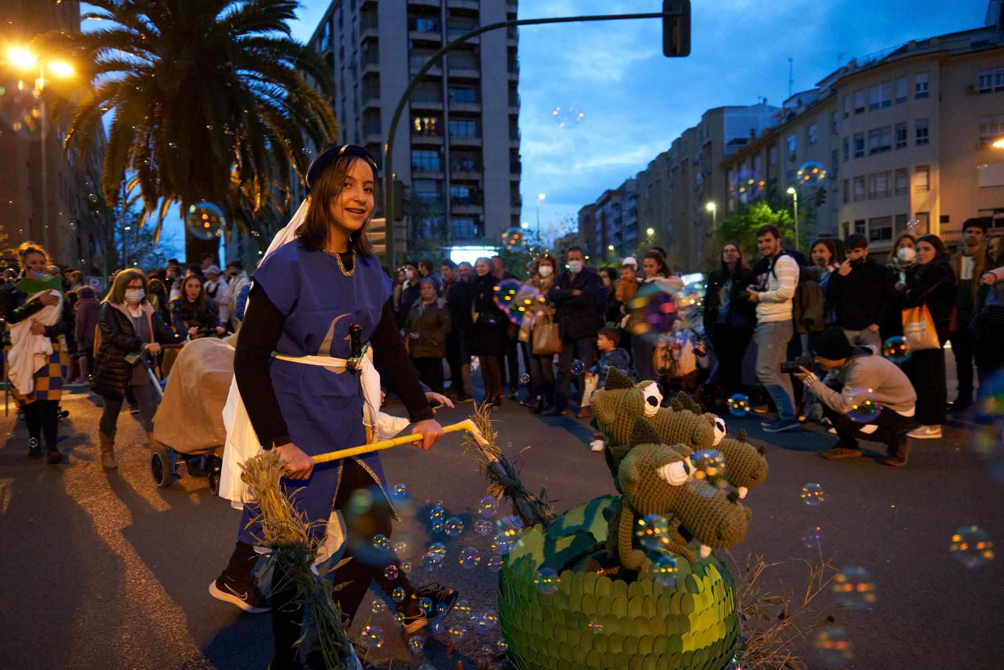 El desfile de San Jorge y la quema del dragón, en imágenes