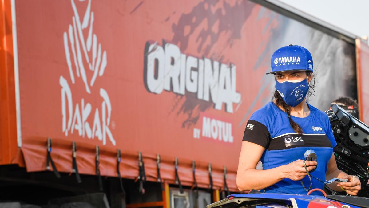 Sara García realiza diversos preparativos en su moto antes del Dakar