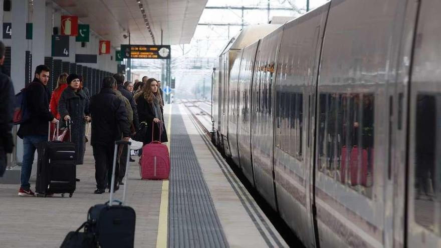 Varios viajeros esperan en la estación de Zamora.