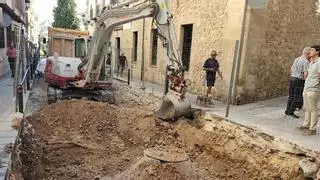 El corte de un cable en las obras de una calle de Lucena provoca un apagón en todo el centro