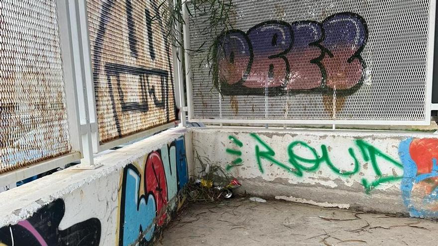 Denuncian peligro en un parque infantil de Ibiza: columpios oxidados, basura y grafitis en Cala de Bou