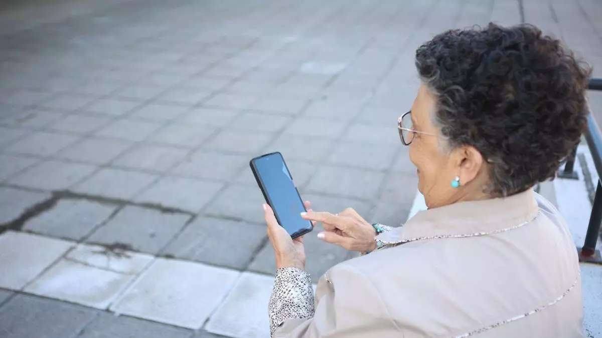 Las personas mayores de 74 años que usan internet se duplican en cuatro años en Galicia