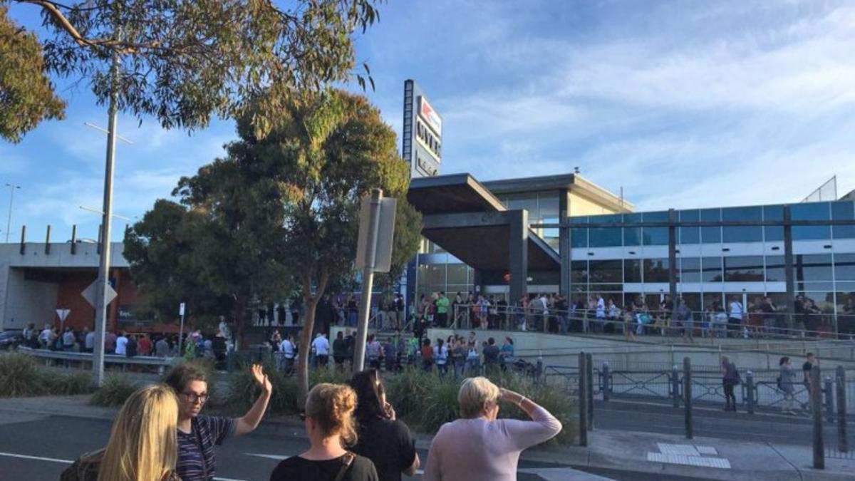 Ciudadanos frente al centro comercial evacuado en Frankston, al sur de Melbourne.