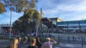 Ciudadanos frente al centro comercial evacuado en Frankston, al sur de Melbourne.