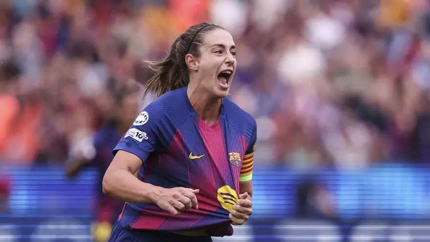 Alexia Putellas, siempre cerca de la afición. La capitana se detiene a firmar autógrafos con los fans tras el partido