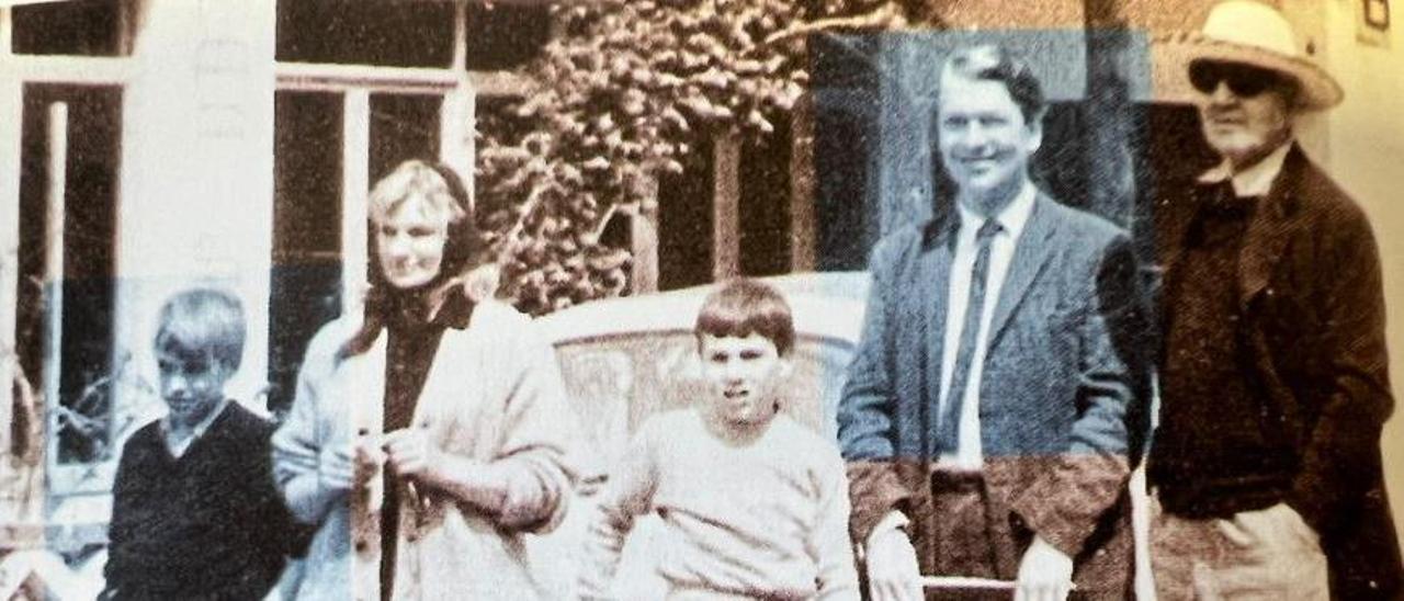 Martin Amis, de adolescente, con su padre Kingsley y Robert Graves, en Mallorca.