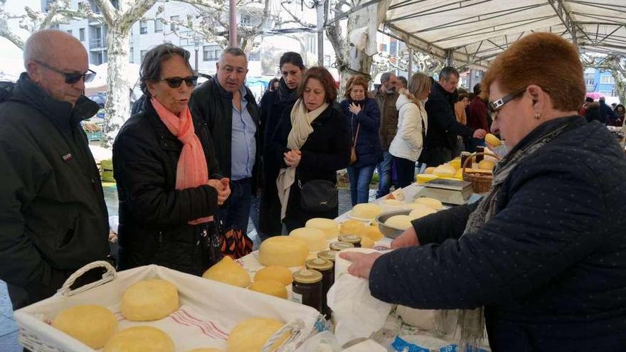 Una docena de productores, en la décima Feira do Queixo de Carral