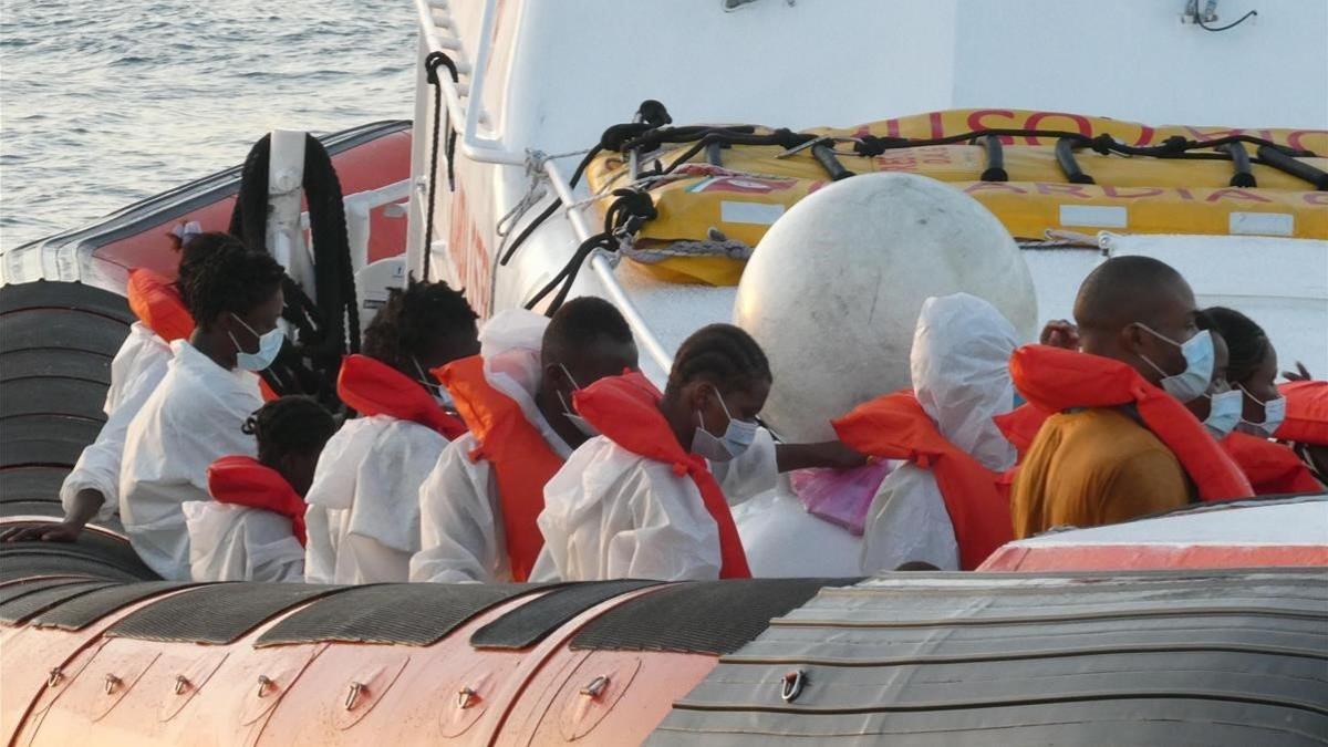 Una barca de la guardia costerla italiana llega a Lampedusa con un grupo de migrantes rescatados, el pasado domingo.
