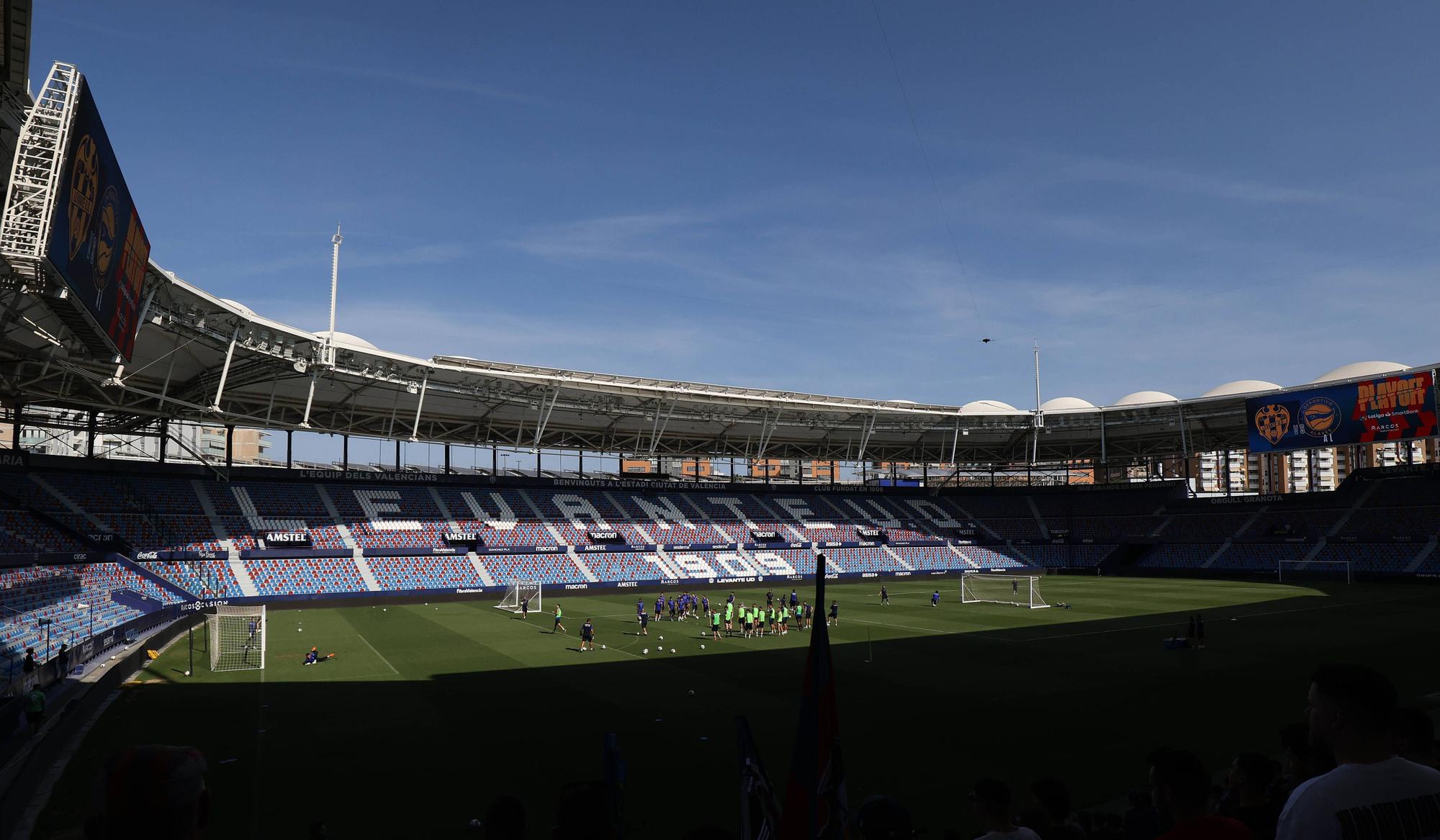 Ambiente de Primera en el entrenamiento a puertas abiertas