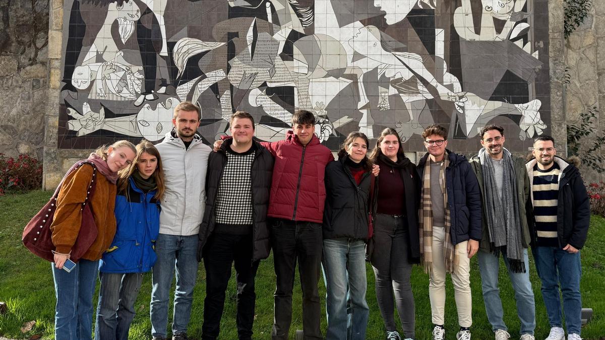 El dirigente de Joves PV, Joan Guanter, en Gernika con otros representantes de organizaciones juveniles de la izquierda plurinacional.