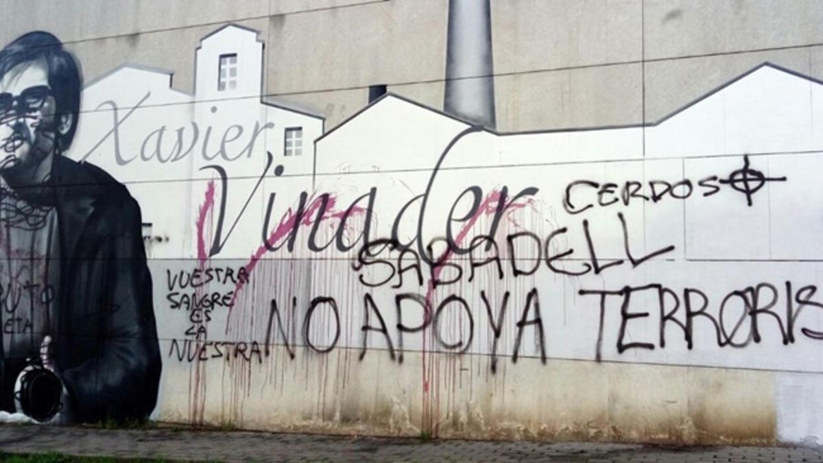 Imagen de las pintadas contra Xavier Vinader que un grupo de personas de ideología fascista ha hecho este martes por la noche en el Centre Cívic Sant Oleguer de Sabadell.