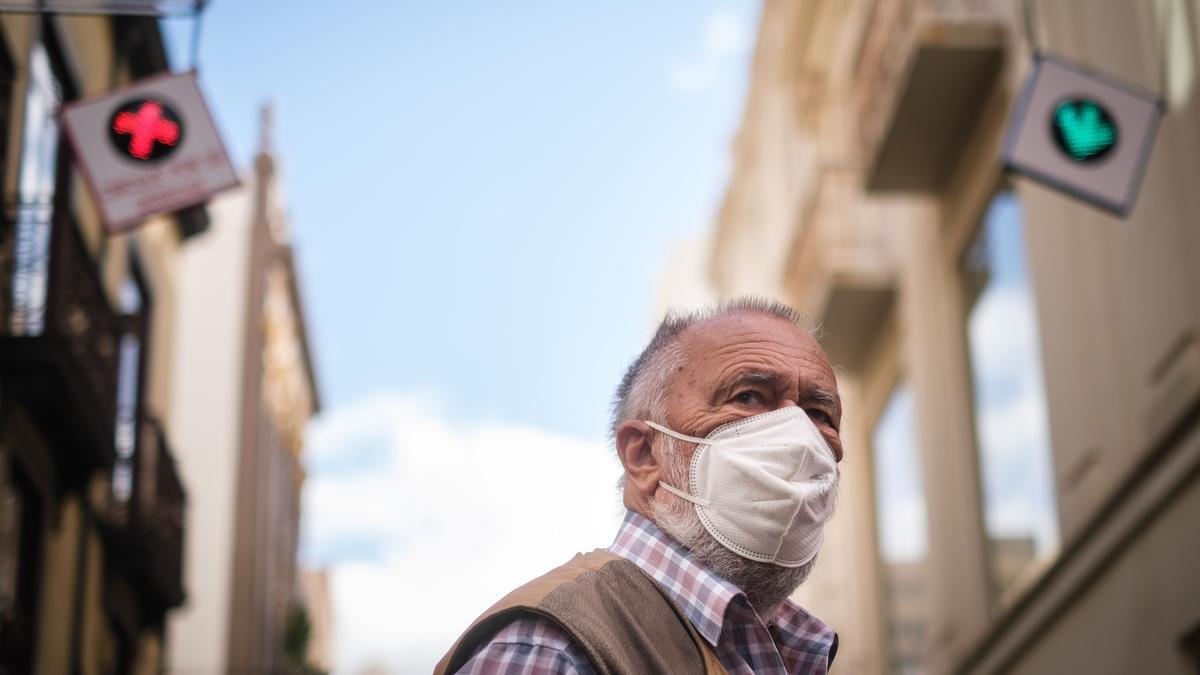 Un hombre pasea por el centro de Santa Cruz con mascarilla.