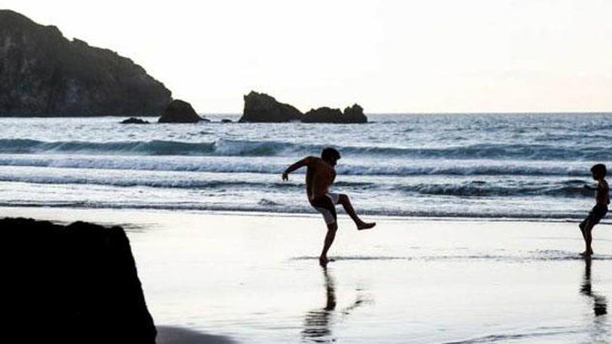 Una playa asturiana, entre los arenales en los que más se liga de España