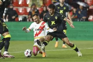 El Almería conquista Vallecas con un Maximiano de Primera