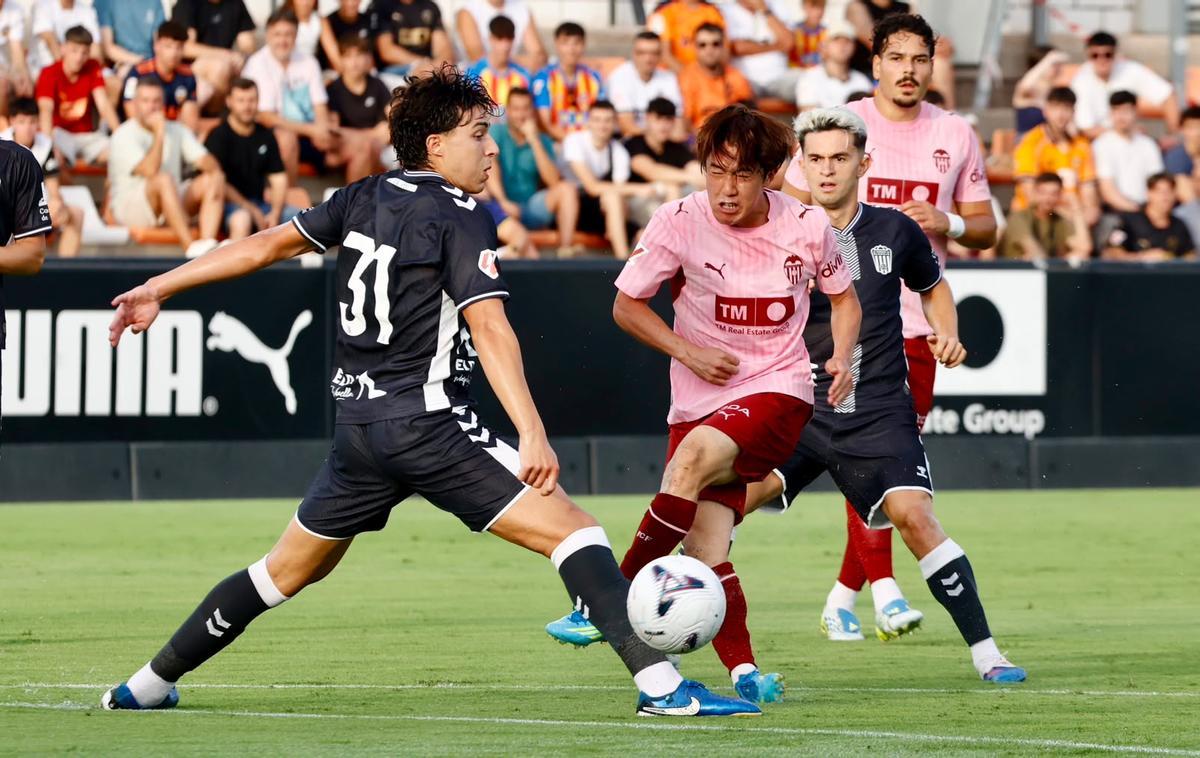 Ryunosuke Sato con la camiseta del Valencia CF en su debut