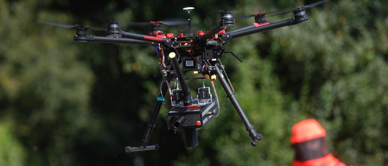 Pablo Valdeolmillos, guiando un dron utilizáu pa esaniciar niales d&#039;aviéspora velutina n&#039;Uviéu. | Luisma Murias
