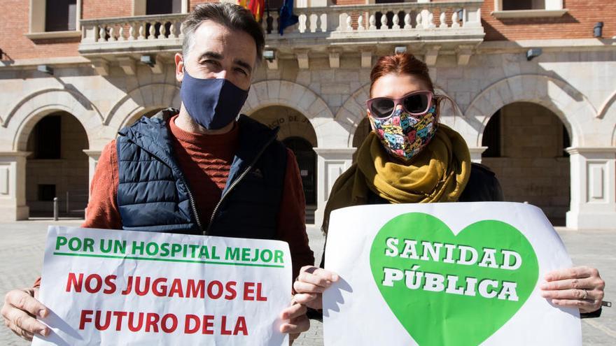 Varias personas reclaman una sanidad pública digna en las zonas rurales.