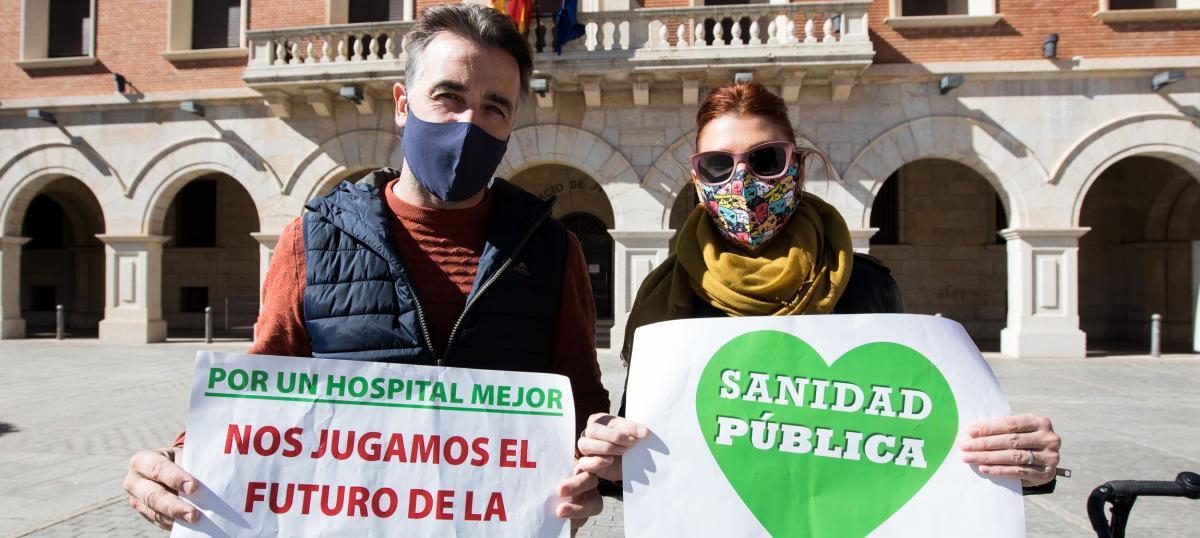 Varias personas reclaman una sanidad pública digna en las zonas rurales.