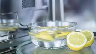 El truco del limón en el microondas que enamora a los amantes de la limpieza