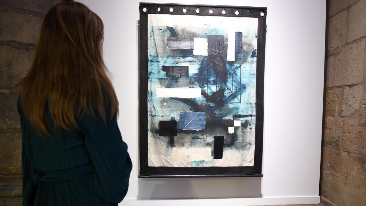 Una joven observa una de las obras de Ángel Haro.