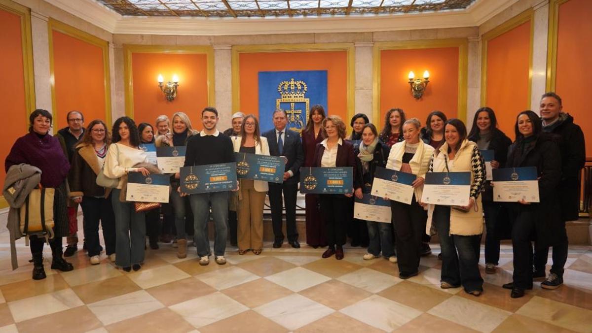 Los ganadores posan con el alcalde, Alfredo Canteli, y la concejala de Economía, Leticia González.